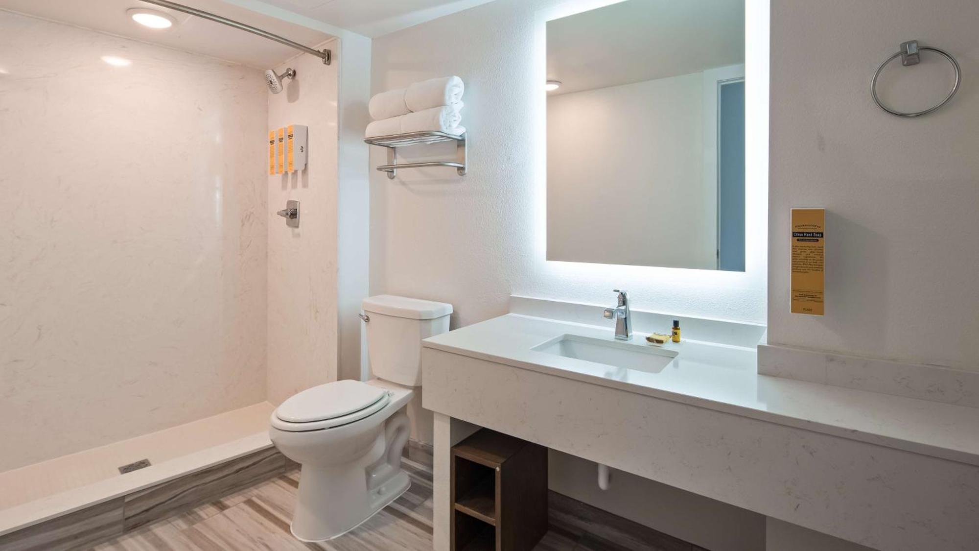 Best Western Plus Wausau Tower Inn Bagian luar foto